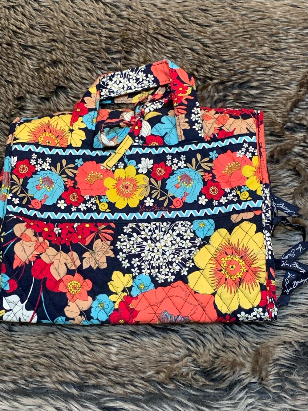 Vera Bradley hanging travel organizer quilted Happy Snail bag
floral pattern.